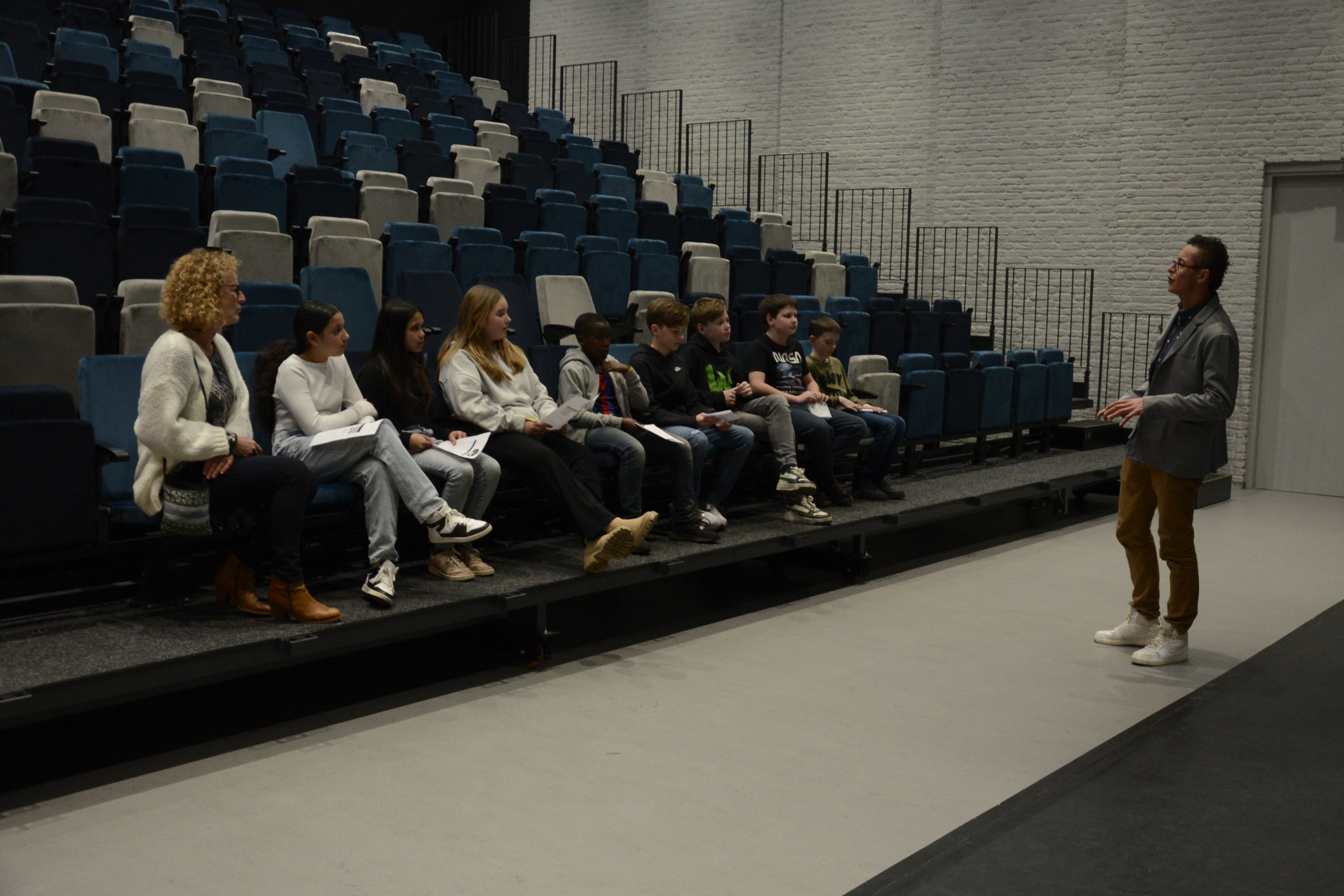 Technicus Tommy in de theaterzaal.